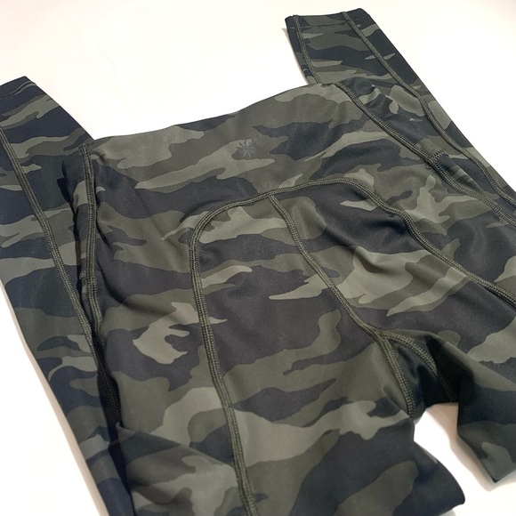 ATHLETA Ultimate Stash Pocket 7/8 Camo Tights XXS - Picture 2 of 16